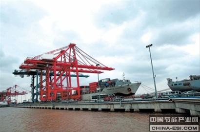 image_377 12月6日,外高桥六期码头开港,首条集装箱船开始卸货。